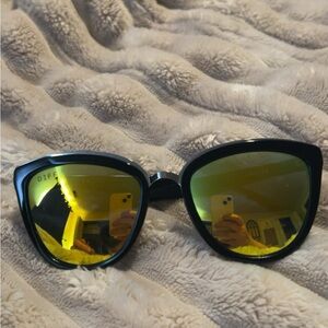 DIFF Eyewear x Jojo Fletcher Sunglasses Gold mirrored lenses black frame